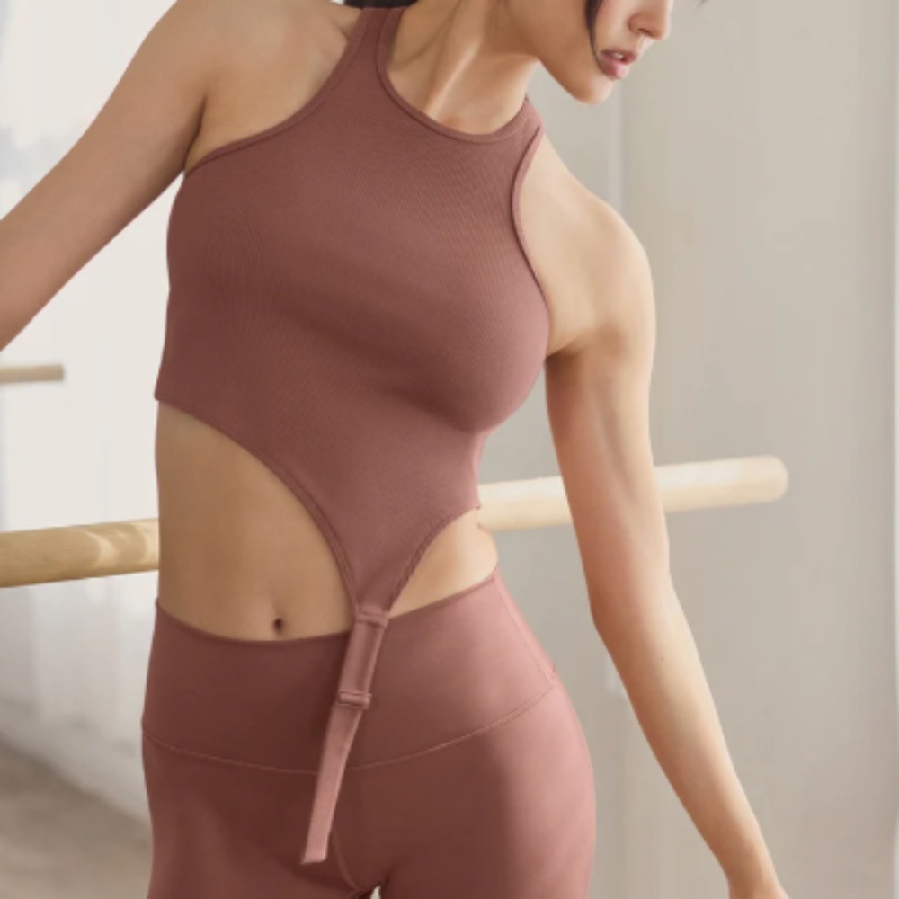 ALO Yoga Alosoft Ribbed Revelation Tank - Chestnut Racerback Crop, Comfy & Chic